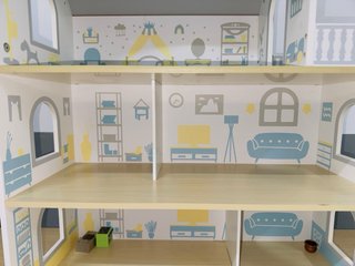 Casa de muñecas de madera. mamabrum.