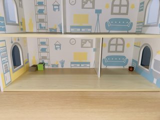 Casa de muñecas de madera. mamabrum.
