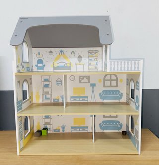 Casa de muñecas de madera. mamabrum.