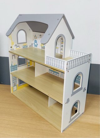 Casa de muñecas de madera. mamabrum.