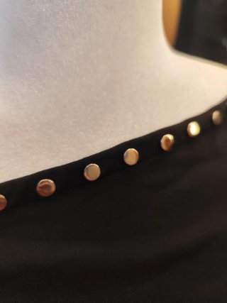Vestido negro con tachuelas