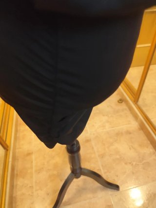 Vestido negro con tachuelas