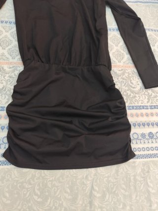Vestido negro con tachuelas