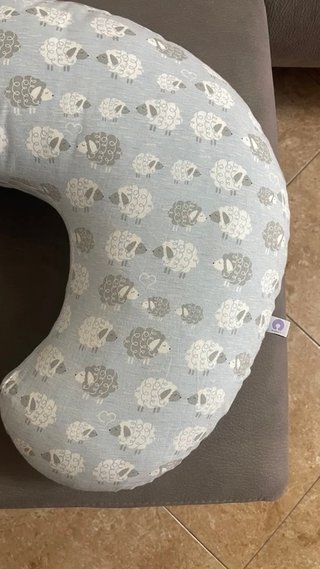 Cojín de lactancia con estampado de ovejas