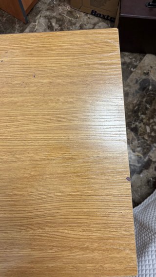 Cómoda de madera con tiradores amarillos