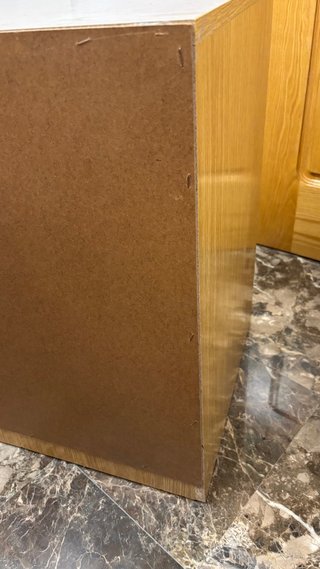 Cómoda de madera con tiradores amarillos