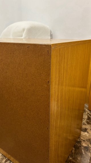 Cómoda de madera con tiradores amarillos