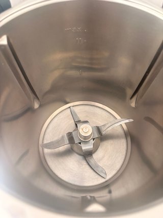 Thermomix TM5 con accesorios y libros