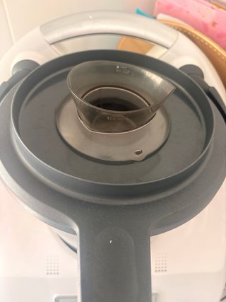 Thermomix TM5 con accesorios y libros