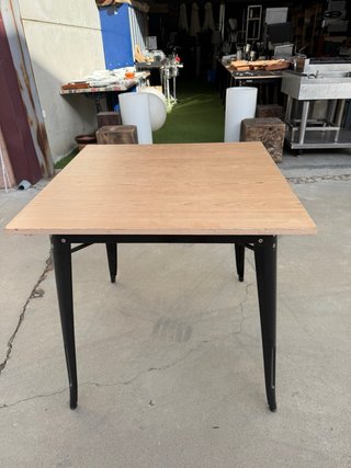 Mesa de madera y metal negra