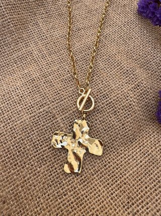 Collar con colgante de cruz dorado