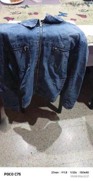 Ropa de mujer y hombre multicolor