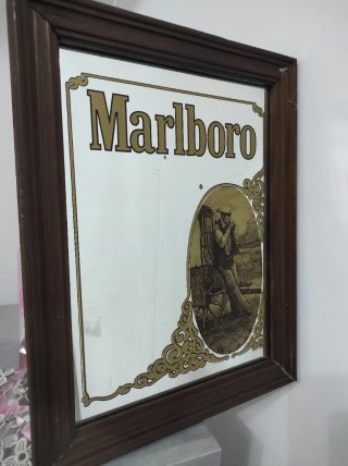 Specchio Marlboro con cornice in legno