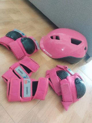 Casco y protecciones patinaje rosa