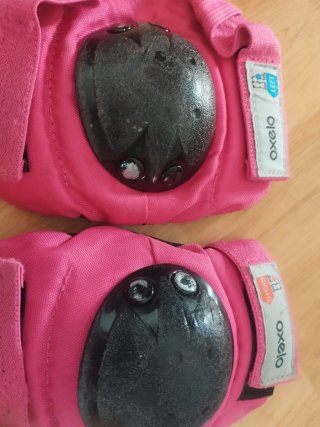 Casco y protecciones patinaje rosa
