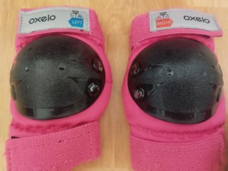 Casco y protecciones patinaje rosa