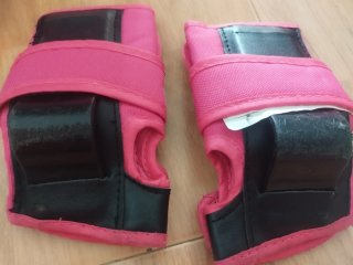 Casco y protecciones patinaje rosa