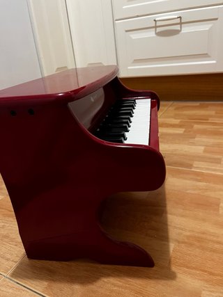 Piano de juguete rojo