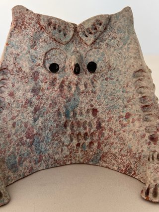 Figura de búho de barro artesanal