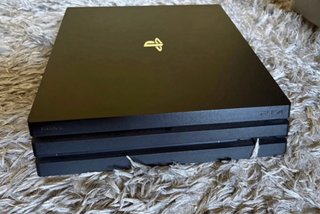 PS4 Pro com 2 comandos Dualshock