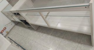 Mostrador y estantería de madera y cristal