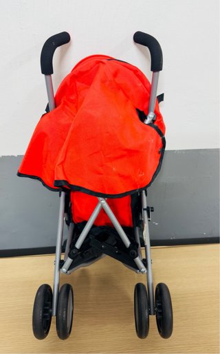 Cochecito de juguete. bebé rojo y negro