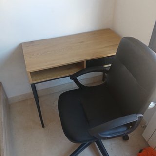Cama canapé con escritorio y silla