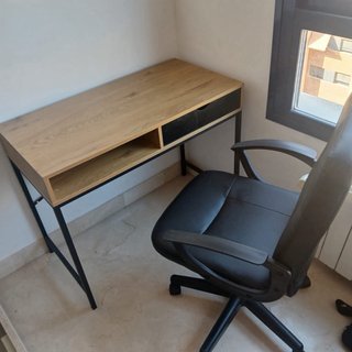 Cama canapé con escritorio y silla