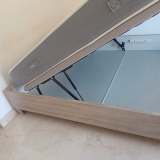 Cama canapé con escritorio y silla