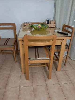 Mesa de comedor con 4 sillas