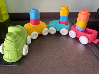 Trenino colorato con vagoni impilabili