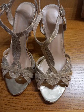 Sandalias doradas de fiesta con tacón