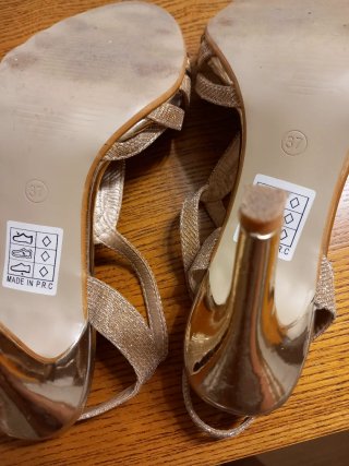 Sandalias doradas de fiesta con tacón