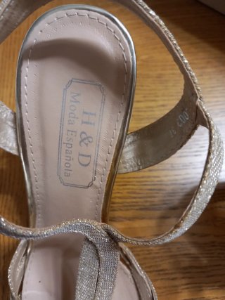 Sandalias doradas de fiesta con tacón