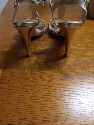 Sandalias doradas de fiesta con tacón