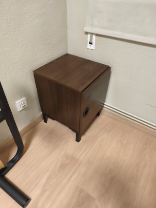 Mesita de noche de madera y metal