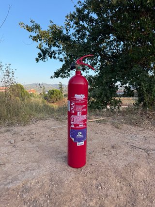 Extintor de incendios rojo
