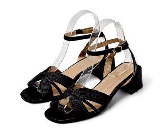 Sandalias negras de tacón bajo