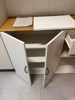 Aparador blanco con cajón y estantes