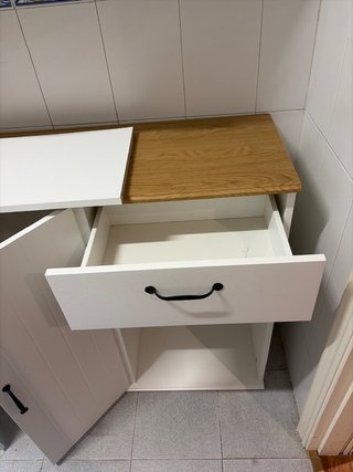 Aparador blanco con cajón y estantes