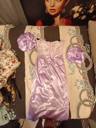 Vestido de fiesta morado y plateado