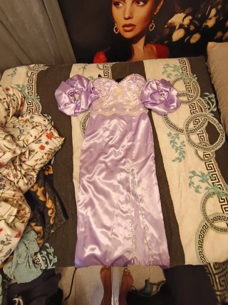 Vestido de fiesta morado y plateado