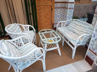 Conjunto de mesa, sillas y sillón