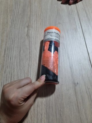 Paracaídas de juguete naranja y negro