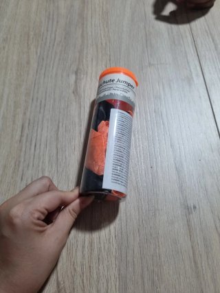Paracaídas de juguete naranja y negro