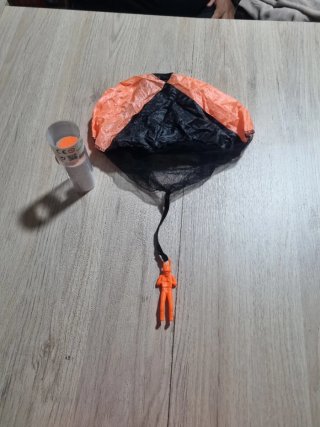 Paracaídas de juguete naranja y negro