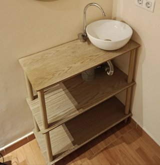 Mueble de baño con lavabo y grifo