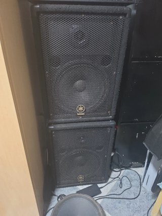 Altavoces Yamaha Negros