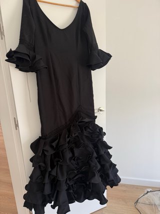 Traje de flamenca negro con volantes