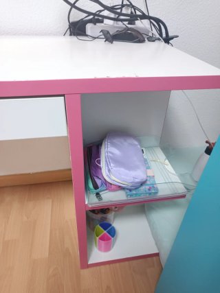 Escritorio infantil blanco y rosa